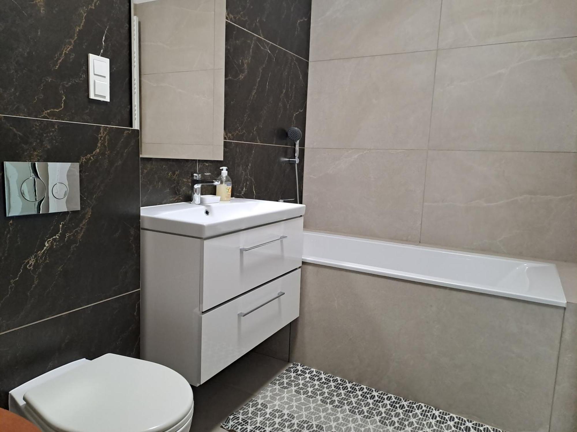 Komfortowy Apartament- 1 Salon, 3 Sypialnie, 2 Lazienki W Gdansku *